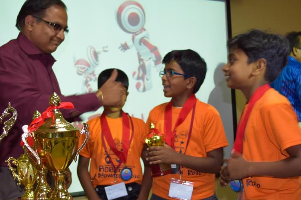 Mentors guiding young builders