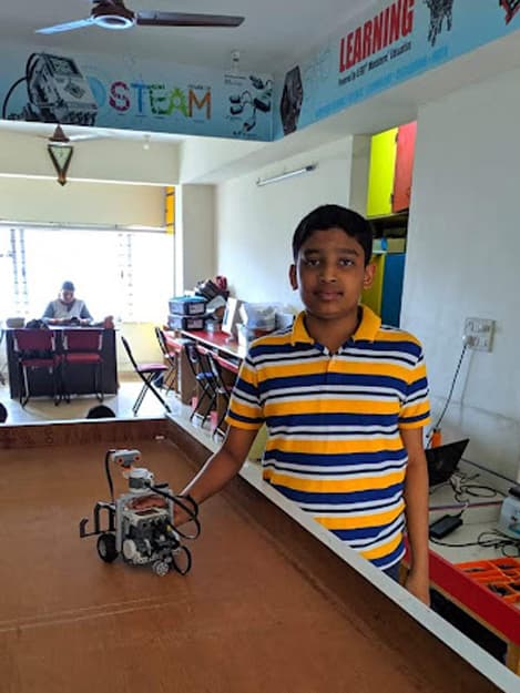 Focus and fun in robotics class